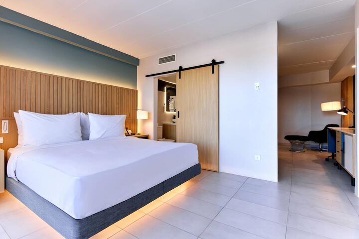 Room 35 of 69