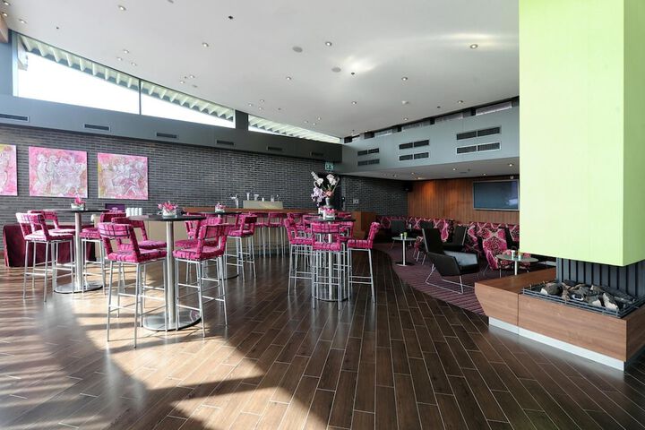Lounge 36 of 46