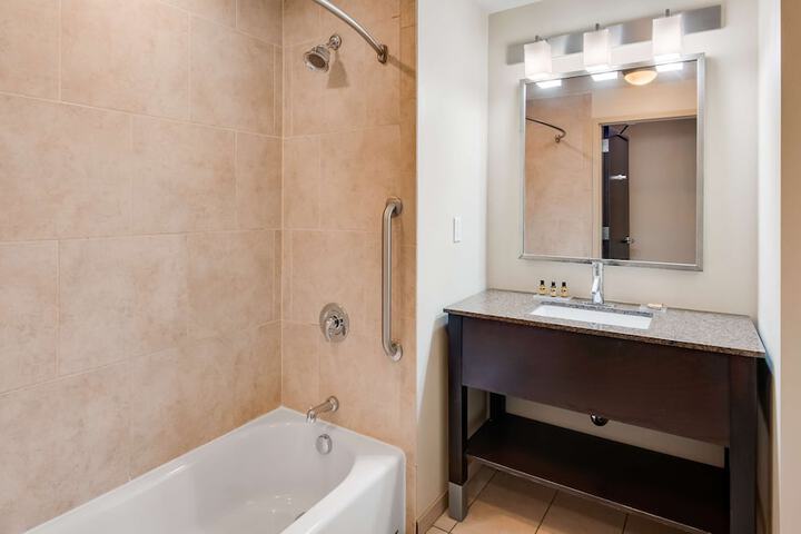 2 Queen Accessible Comm Assist Roll in Shower Full Breakfast (6 of 14)