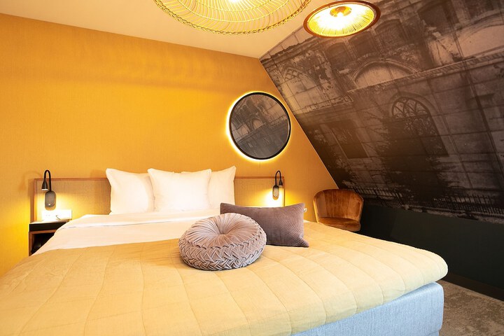 Room 12 of 110