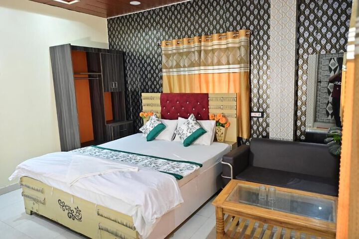 Room 4 of 12