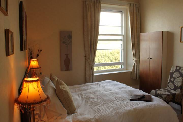 Room 5 of 98