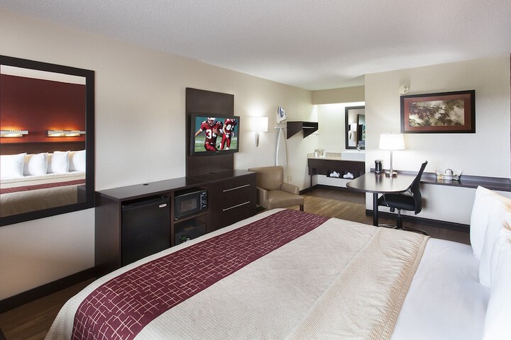 1 King Bed (16 of 18)