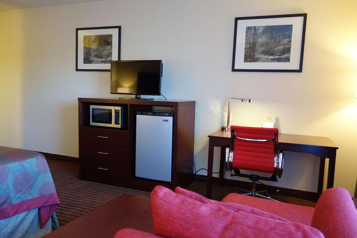 1 King Bed Accessible (2 of 13)