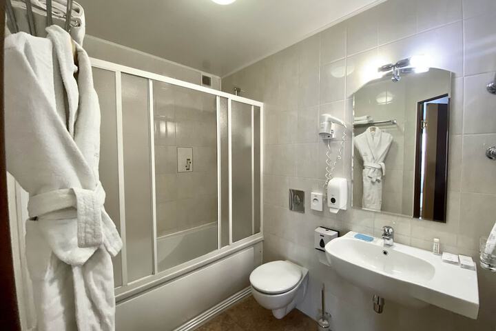 Room 16 of 27