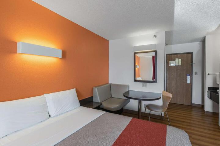 1 Queen Bed (6 of 7)