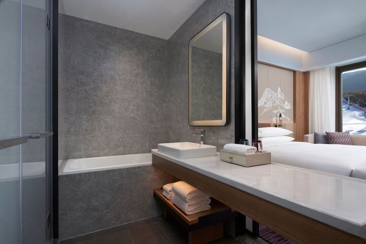 Room 32 of 60
