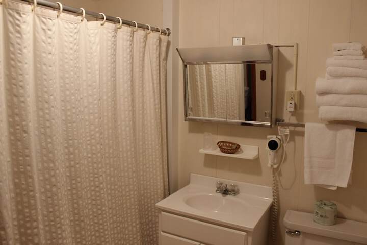 Pine Country Economy 2 Double Beds Pet Friendly (3 of 4)