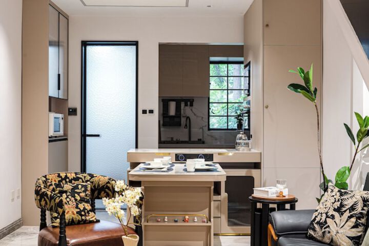 Room 6 of 17
