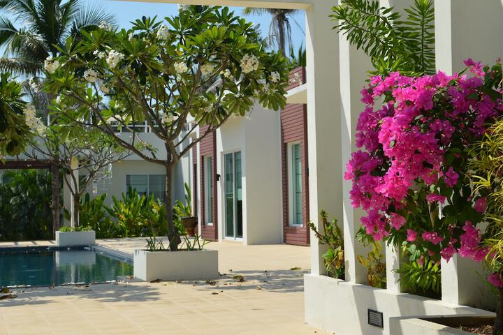 Hotel Exterior 152 of 164