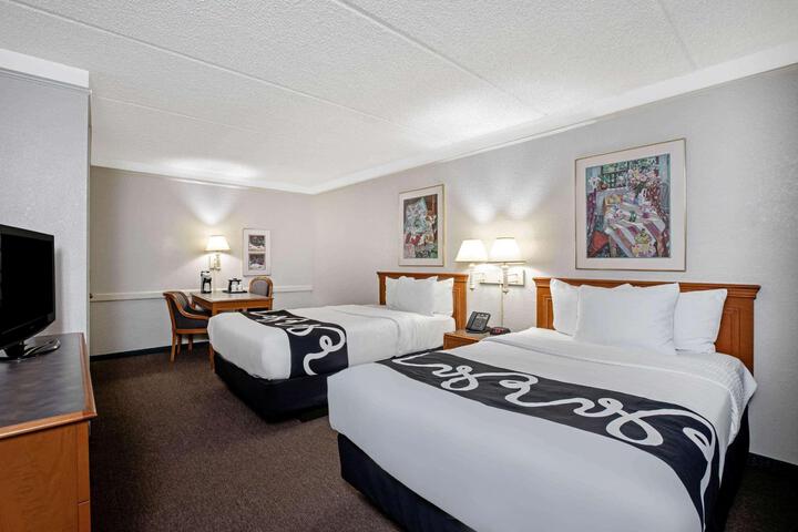 2 Double Beds (12 of 16)