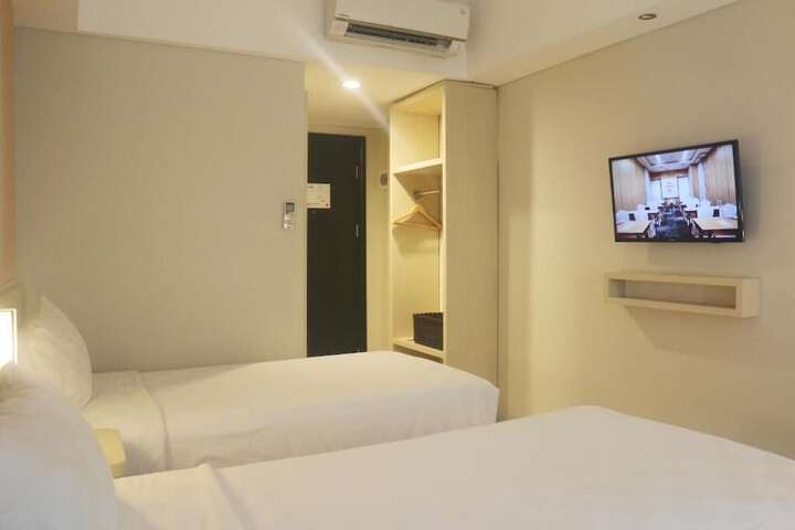 Room 21 of 38