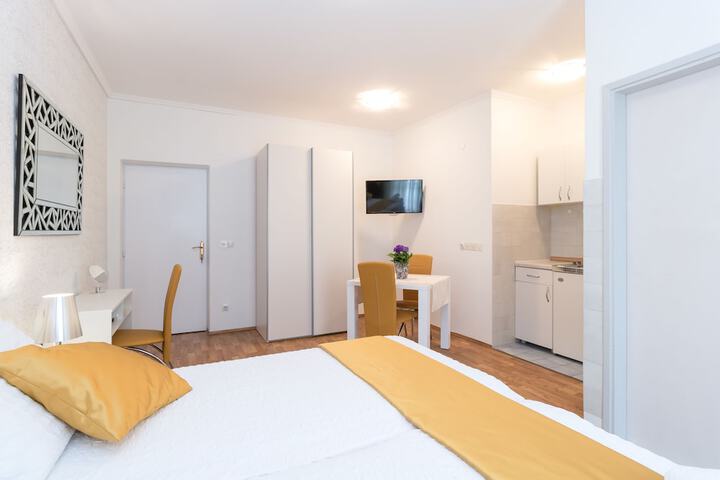 Room 4 of 80