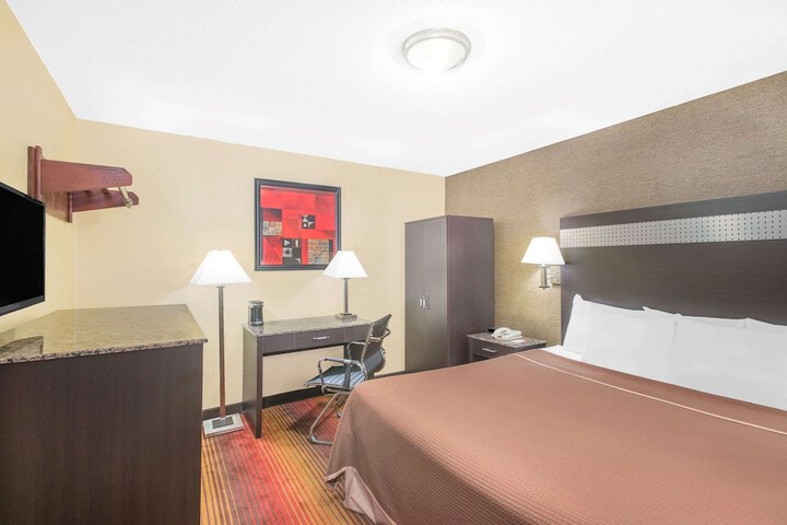 1 King Bed (5 of 7)