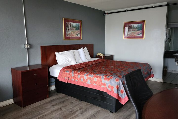 1 King Bed (2 of 3)