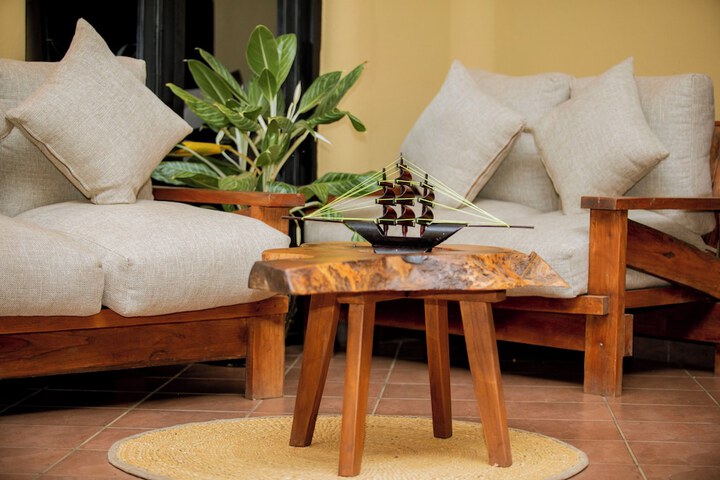 Lounge 24 of 32