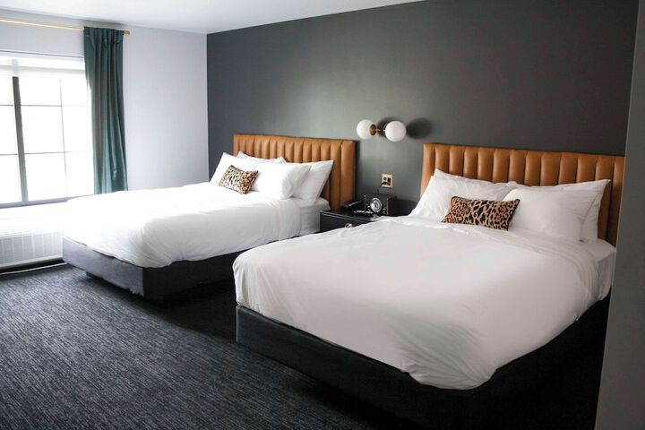 2 Queen Beds (3 of 4)