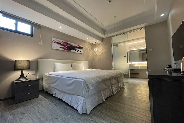 Room 4 of 12