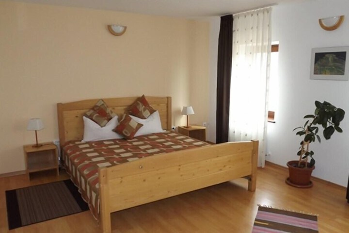 Room 6 of 65