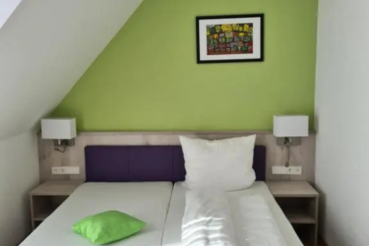 Room 4 of 13
