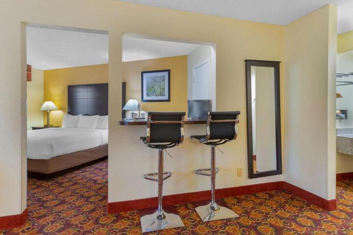 1 King Bed Microwave and Refrigerator WiFi Full Breakfast (2 of 7)