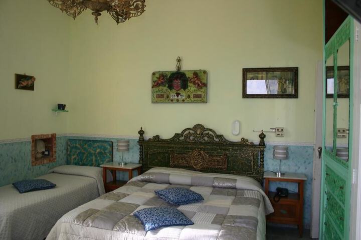 Room 5 of 32