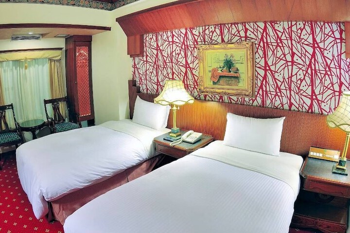 Room 4 of 18