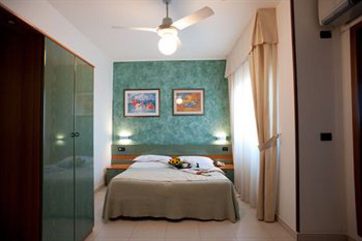 Room 8 of 25
