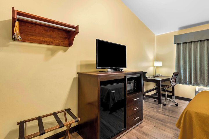 1 Queen Bed (6 of 18)