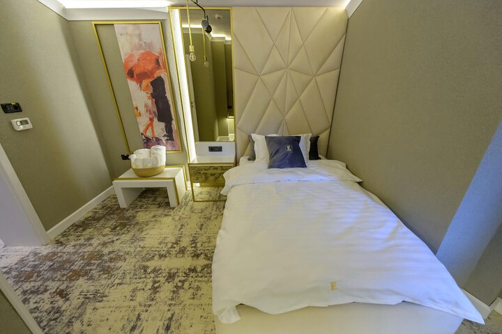 Room 15 of 104