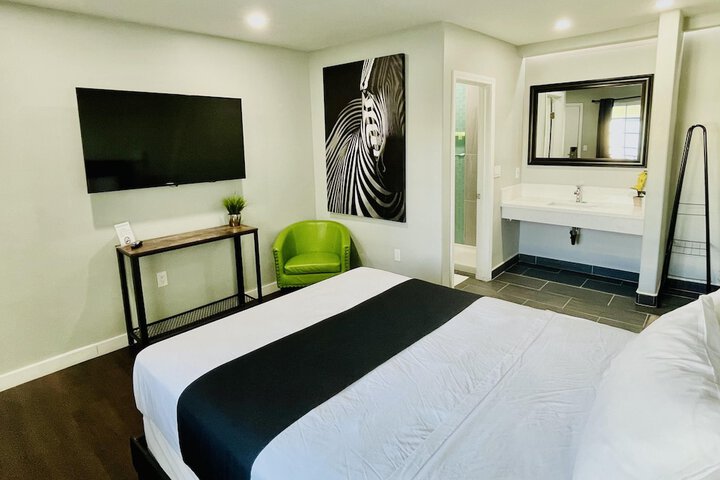 1 Queen Bed (4 of 49)