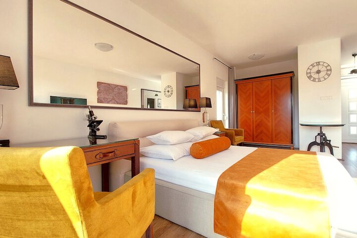Room 8 of 121