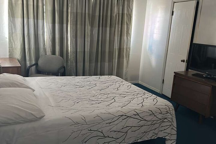 Room 7 of 12