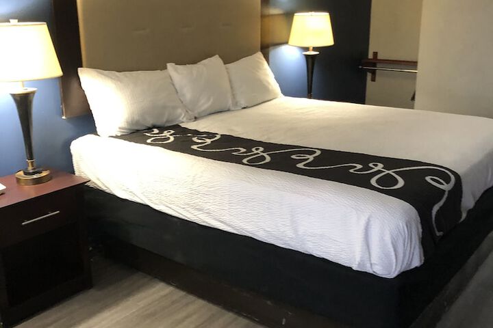 Classic King Bed (21 of 25)