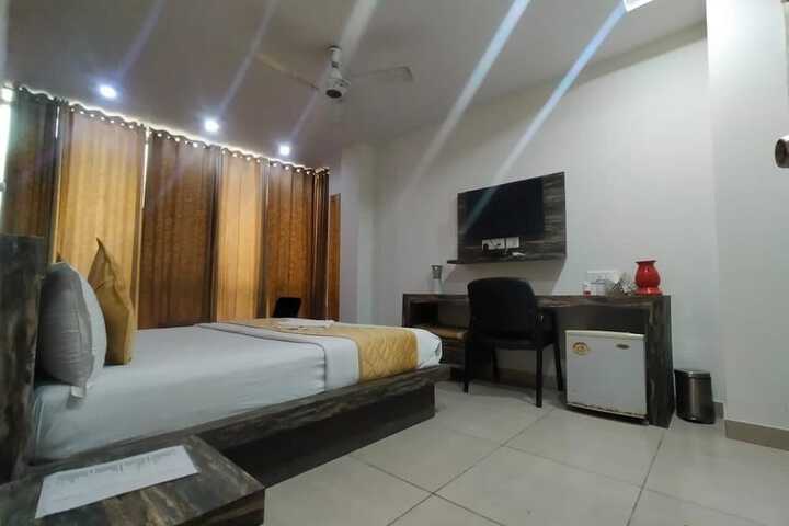 Room 12 of 32