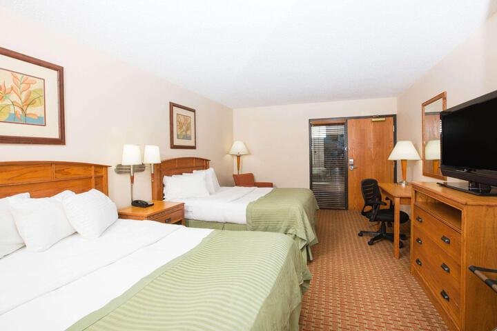 1 Queen Bed Accessible Room (12 of 12)