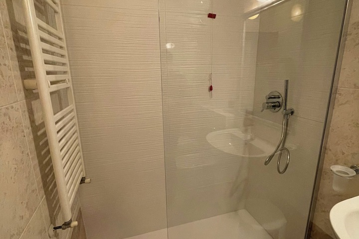 Room 10 of 16