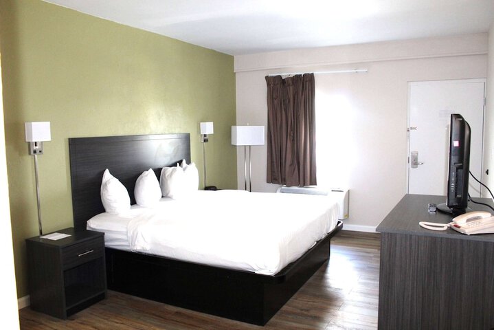 1 King Bed (21 of 23)
