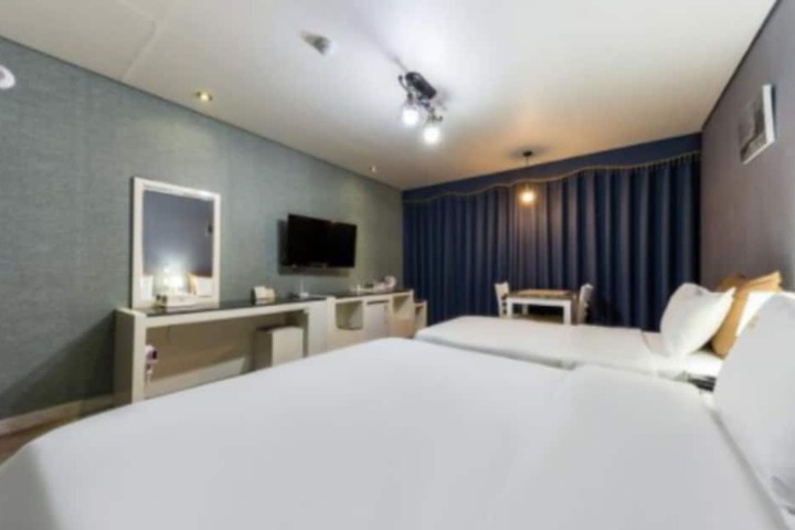 Room 15 of 38