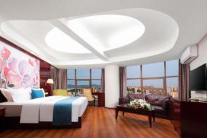 Room 6 of 8
