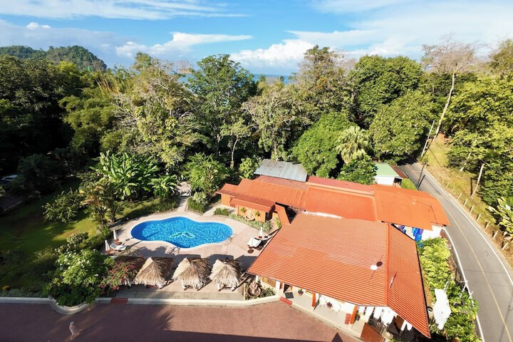 Exterior of Hotel Playa Espadilla