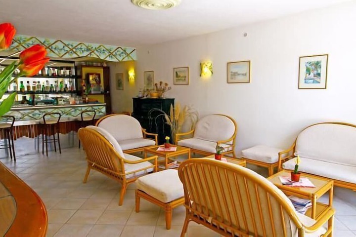 Lobby lounge
