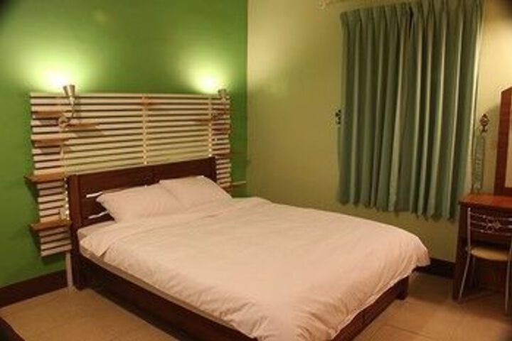 Room 11 of 33