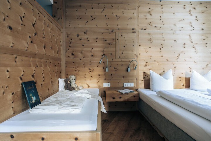 Room 21 of 240