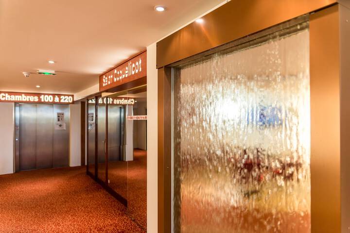 Ballroom/Hall 41 of 66