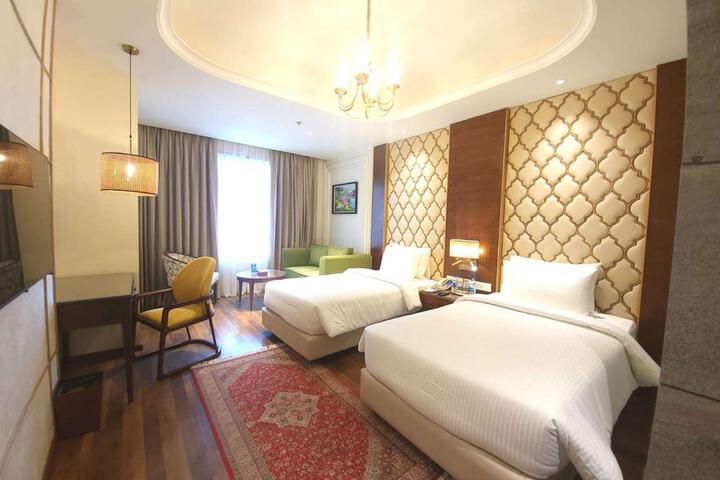 Room 32 of 80