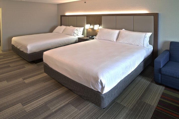 2 Queen Beds (2 of 8)