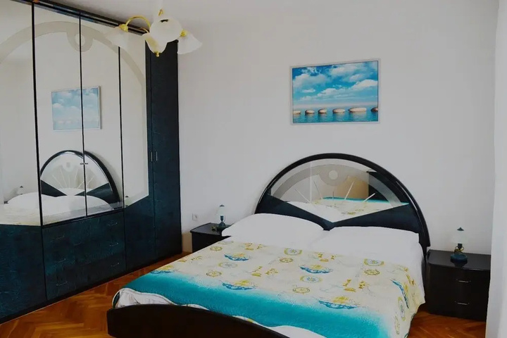 Room 4 of 18