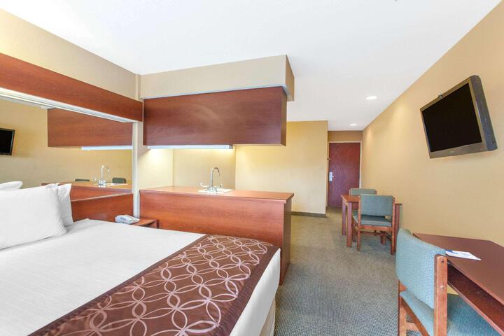 1 Queen Bed (8 of 17)