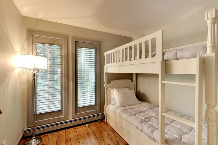Room 8 of 10